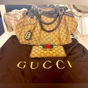 GUCCI
Medium GG Canvas Sukey Tote 👜 ****WALLET does not comeCAN BE BUNDLED.